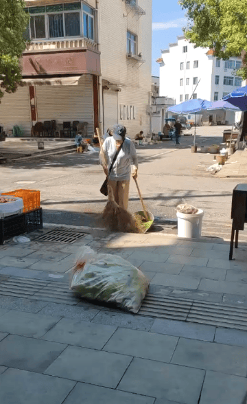 浙江一店主允许大妈门口摆摊<strong></p>
<p>理财投资排行榜</strong>,时常被大妈“投喂”蔬果:每次收摊时,都打扫得干干净净