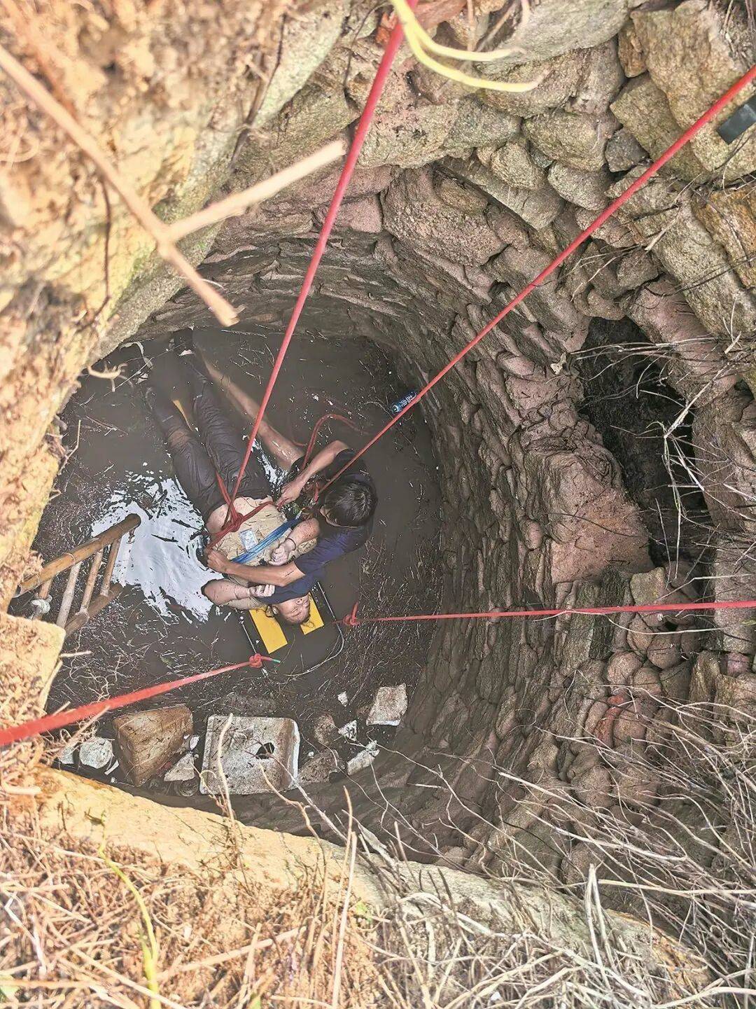 泉州坠井女子“54小时噩梦”:几条蛇爬身上<strong></p>
<p>成都理财</strong>,双侧肋骨骨折!绝望时靠一个信念坚持活下来……