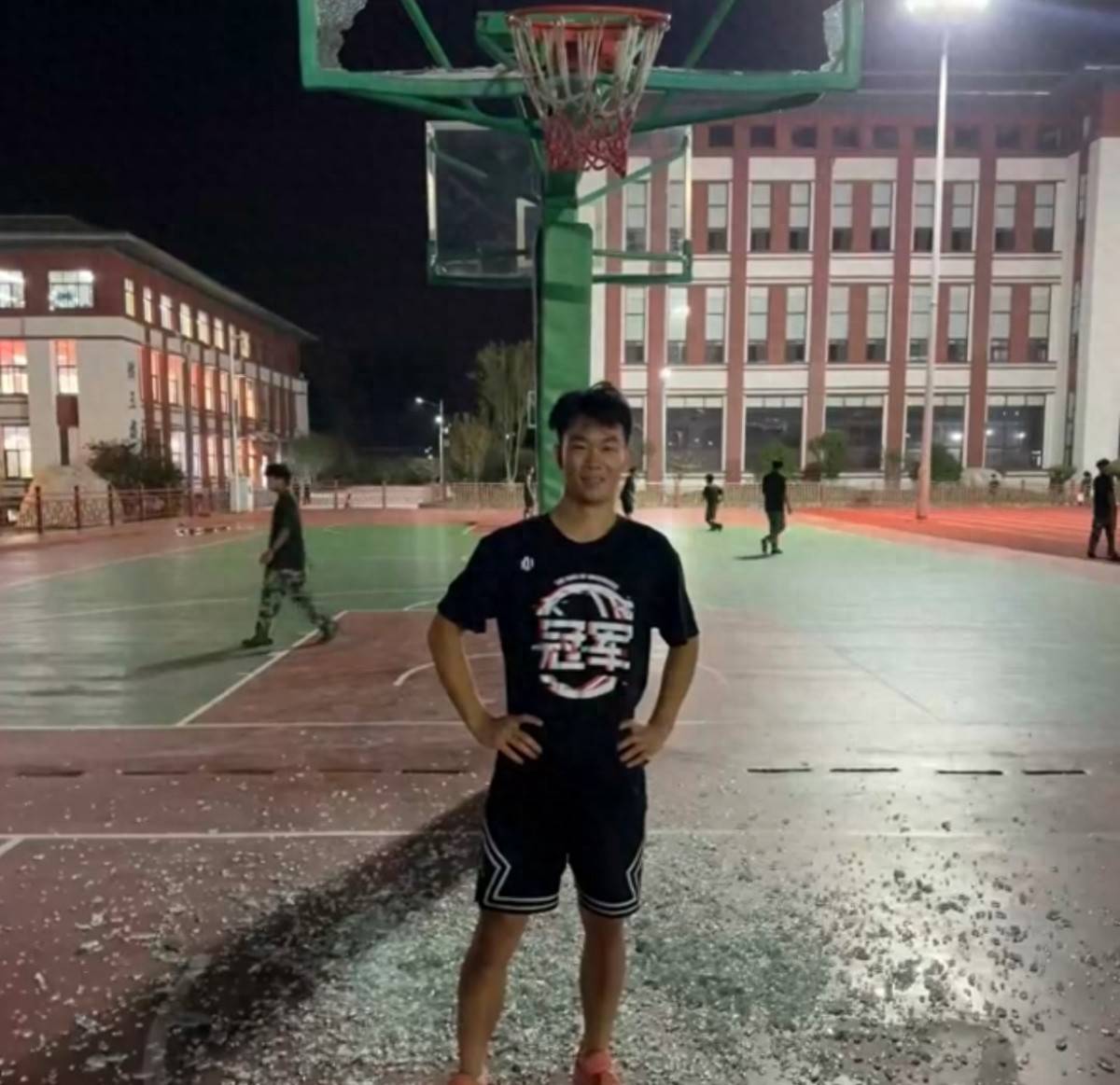 郑州178厘米大学生扣碎篮板<strong></p>
<p>成都理财</strong>,校方:说明弹跳力好!学校出资购买新篮板,已安装好