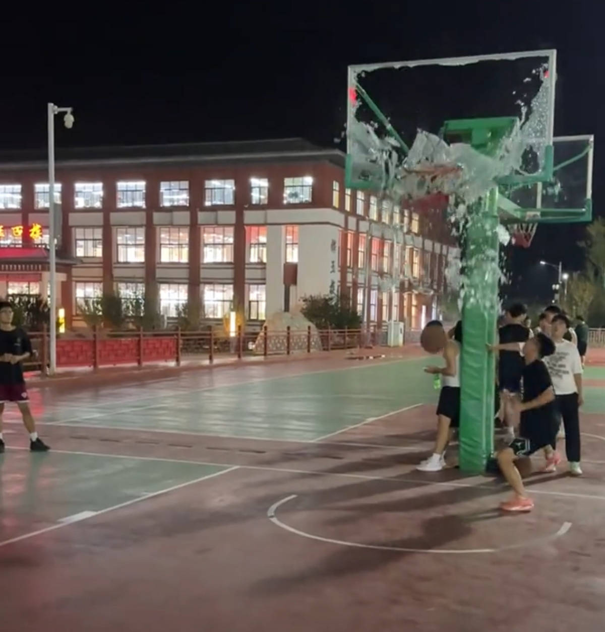 郑州178厘米大学生扣碎篮板<strong></p>
<p>成都理财</strong>,校方:说明弹跳力好!学校出资购买新篮板,已安装好