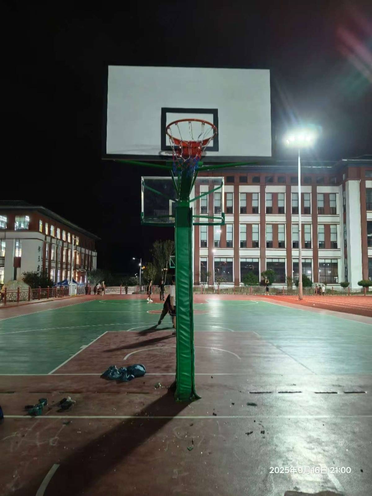 郑州178厘米大学生扣碎篮板<strong></p>
<p>成都理财</strong>,校方:说明弹跳力好!学校出资购买新篮板,已安装好