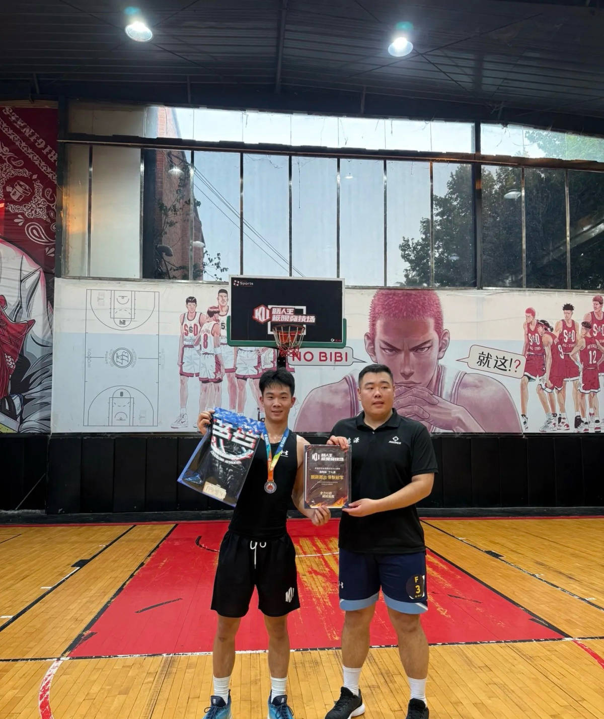 郑州178厘米大学生扣碎篮板<strong></p>
<p>成都理财</strong>,校方:说明弹跳力好!学校出资购买新篮板,已安装好