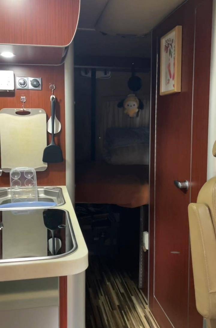 “钥匙在这<strong></p>
<p>成都理财</strong>,我回家了!”上海男子将百万元房车停在南宁街头,请陌生人上车体验