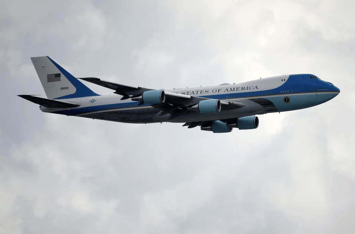 飞行员疑走神<strong></p>
<p>理财软件排行</strong>,美客机惊险逼近特朗普专机 空管怒吼警告:别碰iPad了!