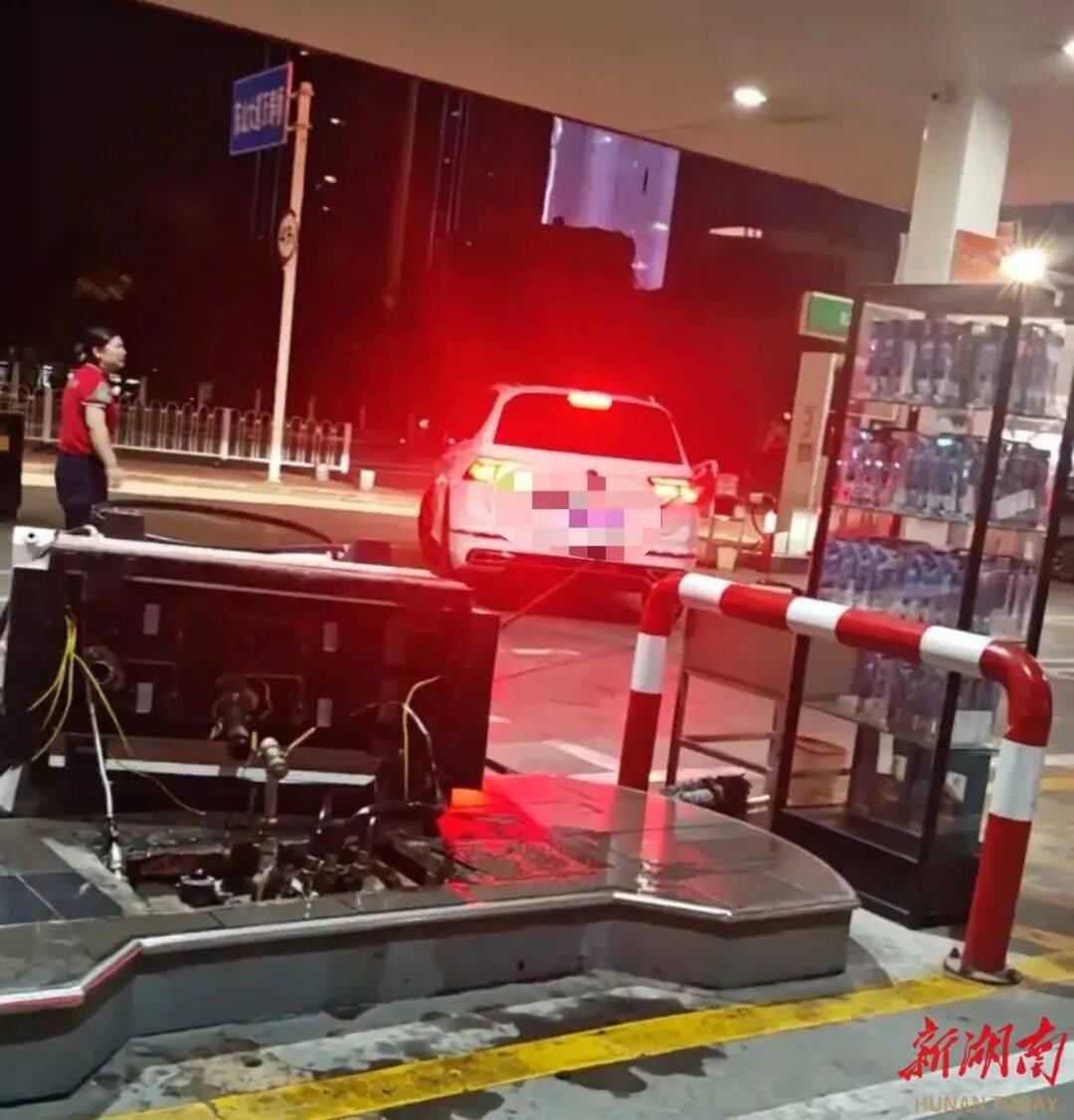 湖北一车主加完油忘拔加油枪开车就走<strong></p>
<p>理财软件排行</strong>,直接拽倒加油机,工作人员:幸好加油机的切断阀自动紧急关闭