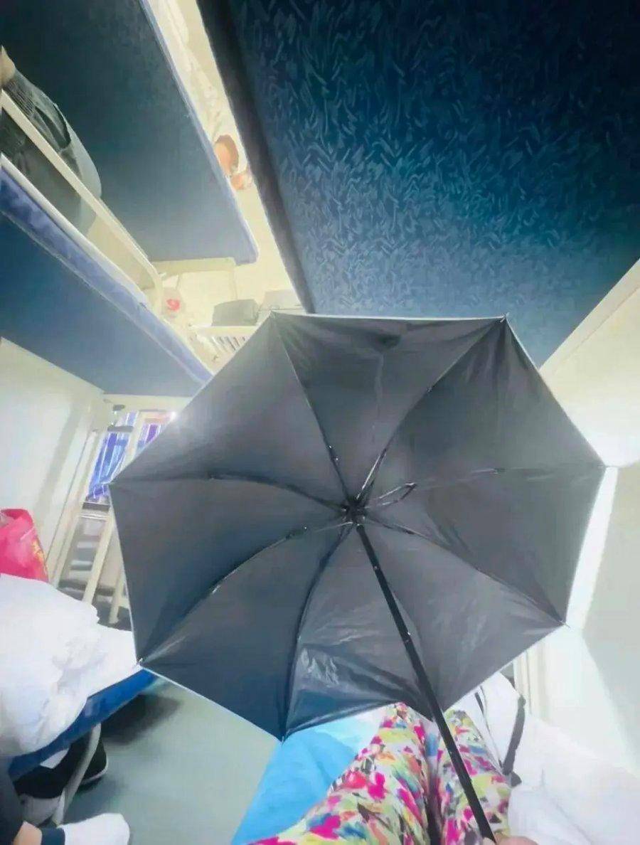 坐火车卧铺打伞遮隐私<strong></p>
<p>理财软件排行</strong>,别急着喷旅客“矫情”