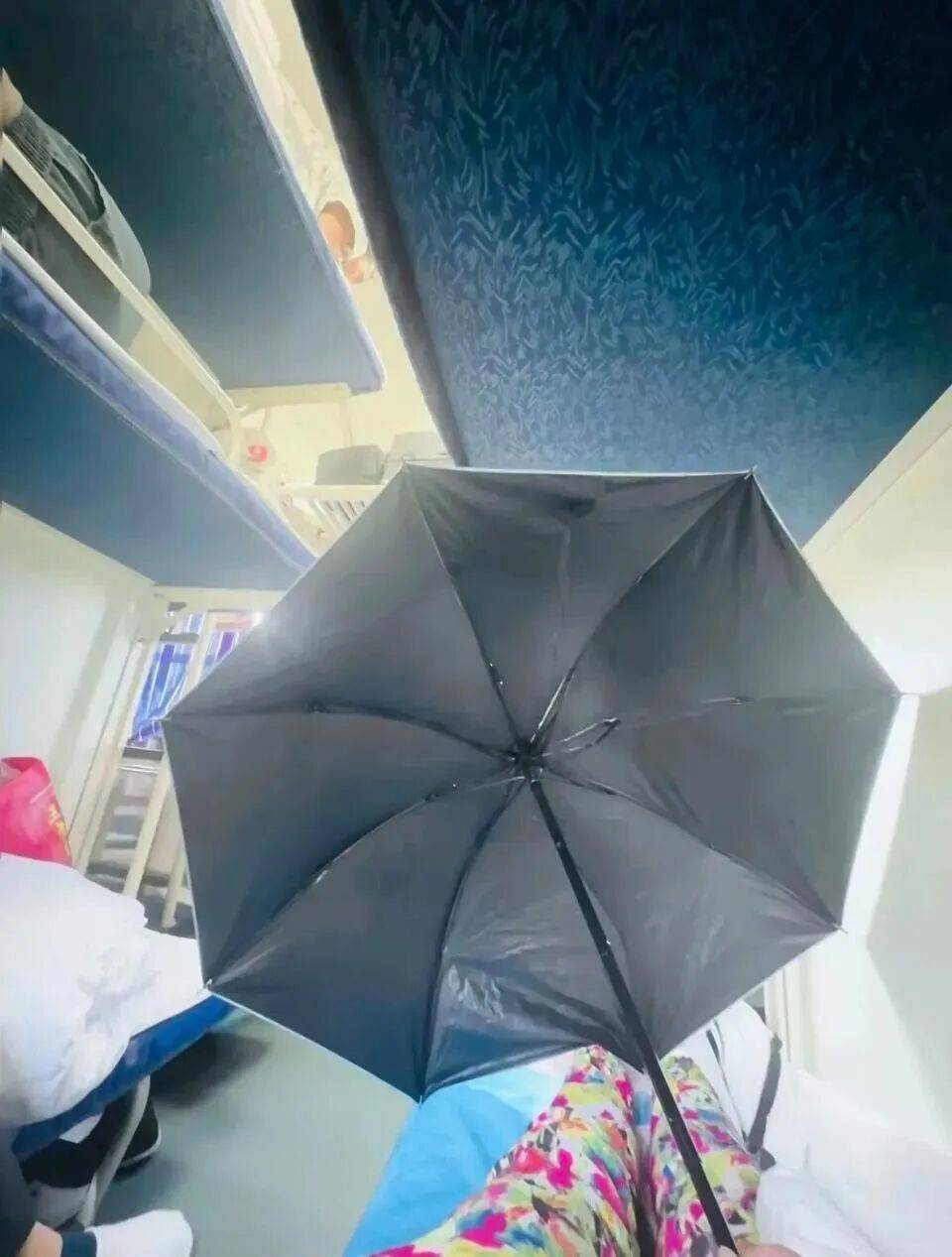 女生躺火车卧铺打伞遮隐私<strong></p>
<p>理财软件排行</strong>,“过道坐着两名陌生男乘客”,12306回应