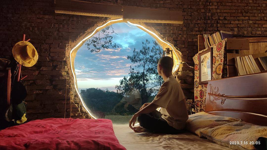 是个人选择还是另有隐情?35岁男子回乡“崖下洞居”惹争议<strong></p>
<p>保息理财产品</strong>!|封面深镜