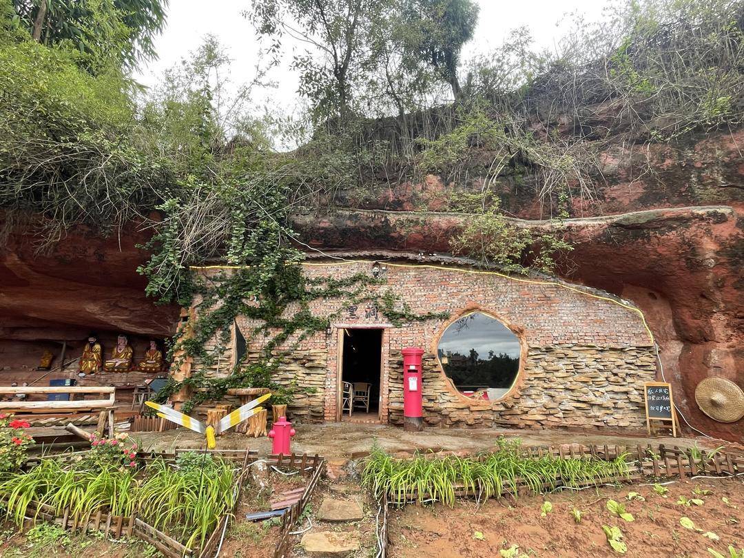 是个人选择还是另有隐情?35岁男子回乡“崖下洞居”惹争议<strong></p>
<p>保息理财产品</strong>!|封面深镜