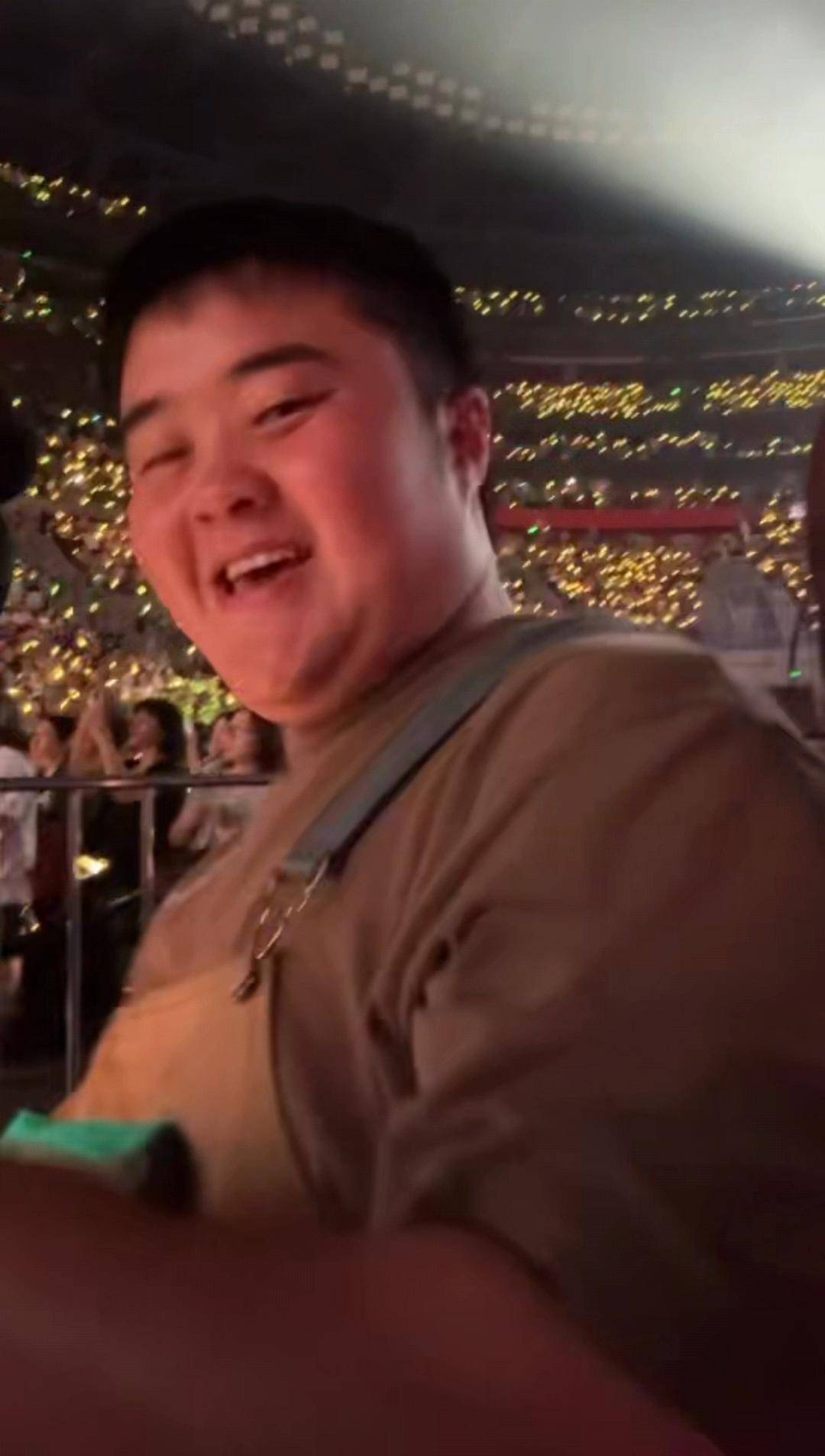 重庆山火救援骑士“龙麻子”赴约任贤齐演唱会 并邀约赛场上见