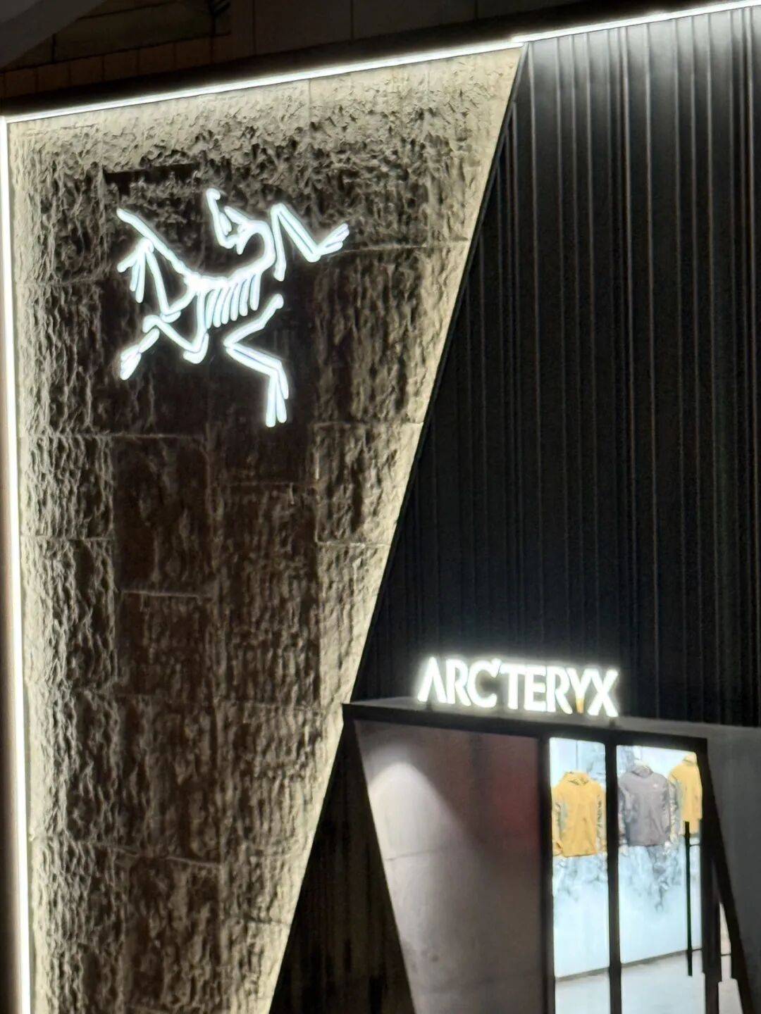 消费者开始退货<strong></p>
<p>自动理财</strong>！始祖鸟又被曝海内外道歉内容不一致