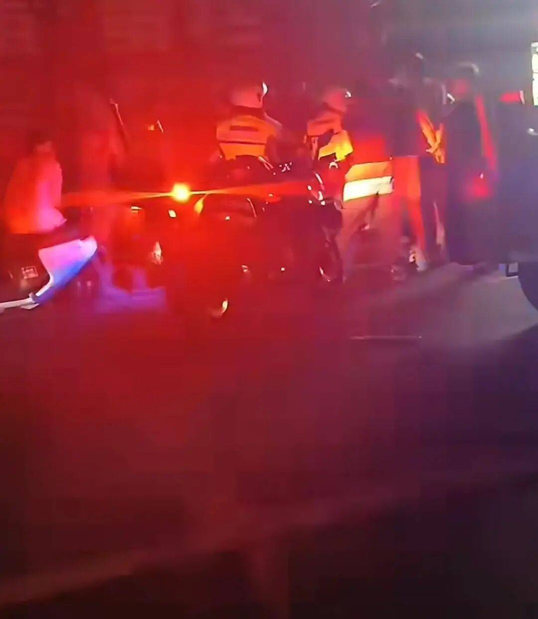 赣州警方通报“一餐饮店深夜多人打架斗殴”:2人酒后与邻桌发生冲突<strong></p>
<p>p2p理财好</strong>,用酒瓶砸伤对方,并取刀致对方轻伤,涉案人员已被采取强制措施