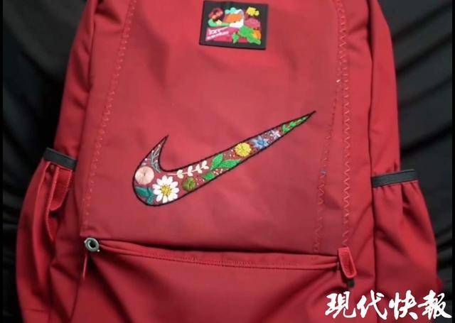 背妈妈牌NIKE书包男子收到来自官方的礼物<strong></p>
<p>p2p理财好</strong>,有定制的同款logo上衣和红书包