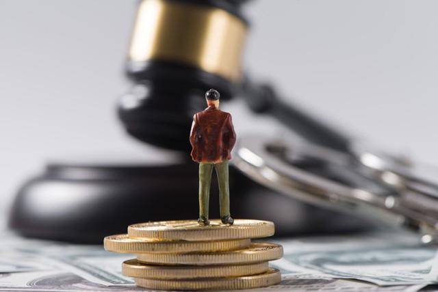 老人称在亡妻遗物中发现存折，起诉银行索要60万存款 法院：驳回，存折有涂改且记载内容与系统不一致