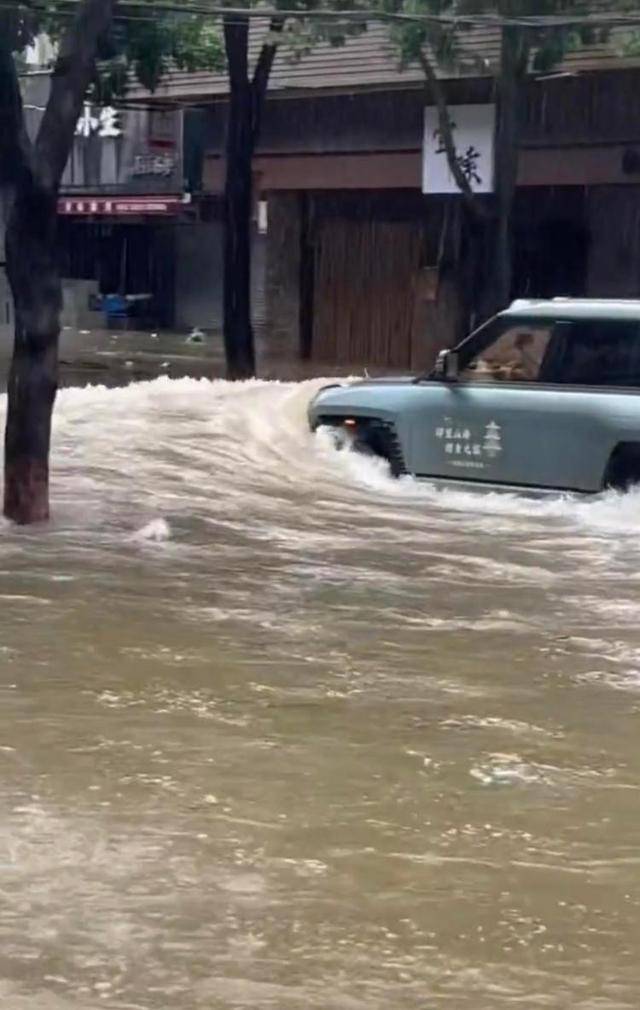 珠海一司机台风天驾车造浪冲碎店铺玻璃 警方：已传唤司机