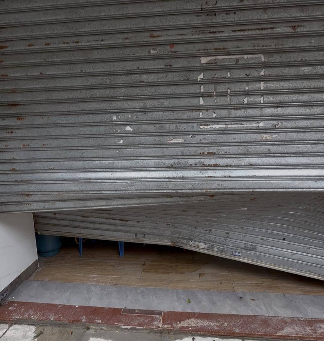 台风天珠海一司机驾越野车造浪冲破多家店玻璃<strong></p>
<p>菠菜理财</strong>,警方:行拘10日!