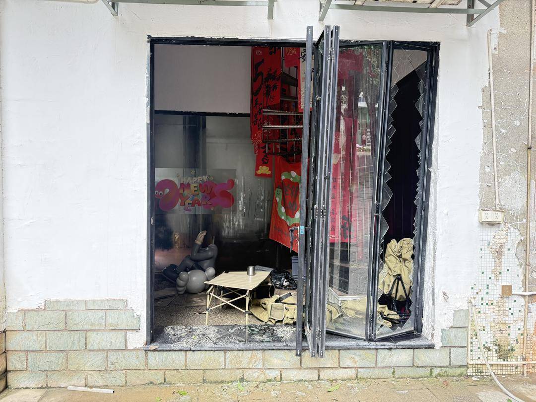 台风天珠海一司机驾越野车造浪冲破多家店玻璃<strong></p>
<p>菠菜理财</strong>,警方:行拘10日!