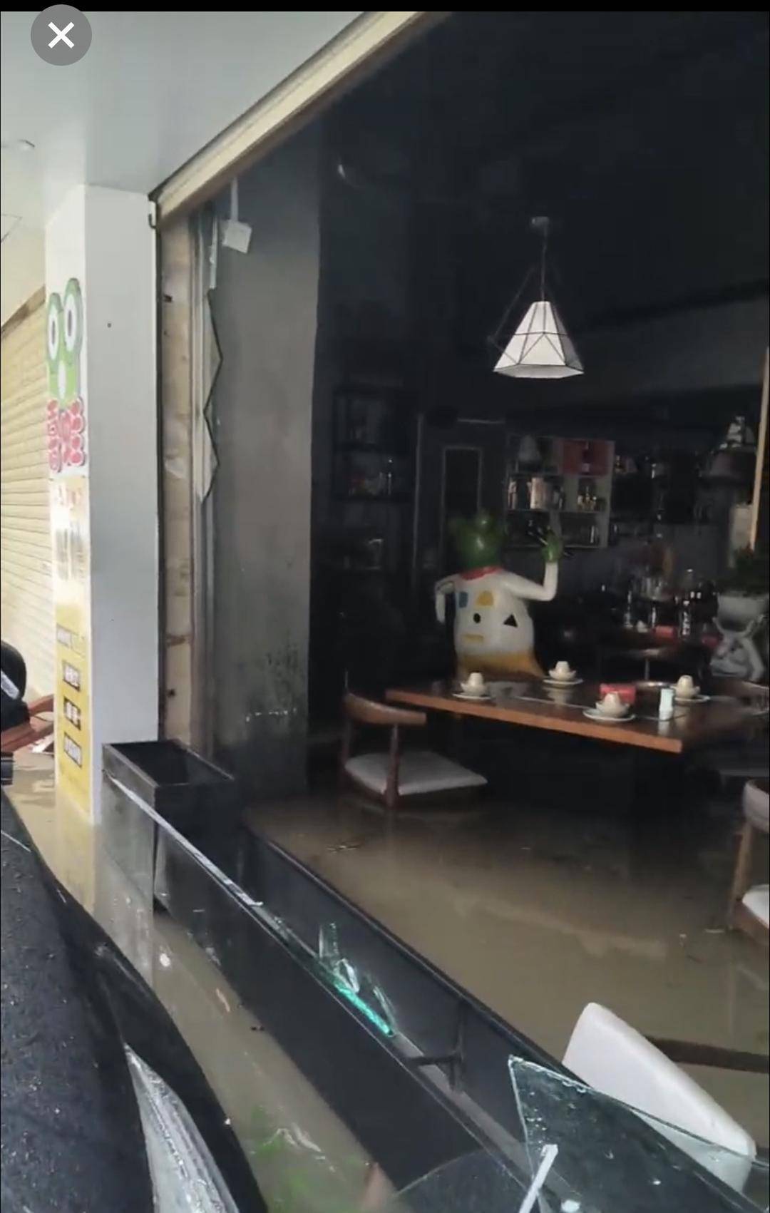 台风天珠海一司机驾越野车造浪冲破多家店玻璃<strong></p>
<p>菠菜理财</strong>,警方:行拘10日!