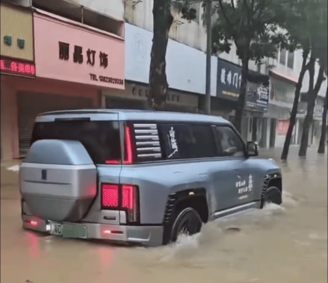 台风天珠海一司机驾越野车造浪冲破多家店玻璃<strong></p>
<p>菠菜理财</strong>,警方:行拘10日!