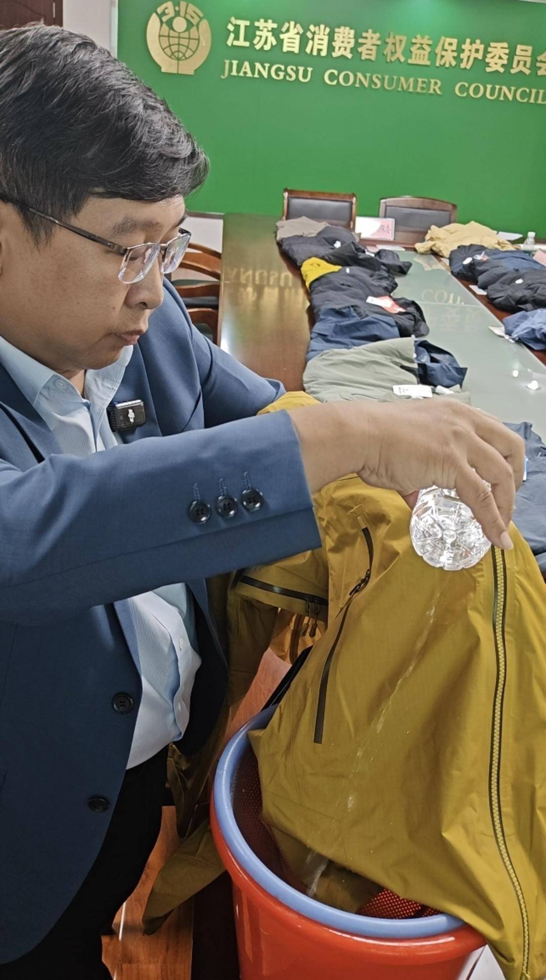 注意!冲锋衣40款里3款“不防水”<strong></p>
<p>菠菜理财</strong>,教你一招在家也能测