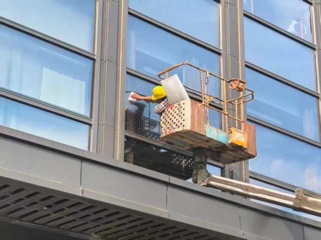 北京一座大厦楼下躺了14只鸟<strong></p>
<p>金融理财师考试</strong>,12只已死亡!元凶竟是玻璃