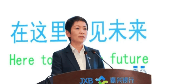 嘉兴银行人事“地震”<strong></p>
<p>凤凰金融理财</strong>，业绩承压下女行长临危受命