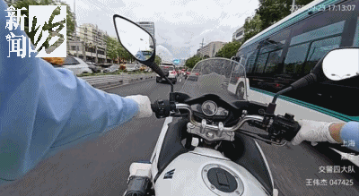 事发上海晚高峰!汹涌车流中<strong></p>
<p>凤凰金融理财</strong>,一男子绝望跳车,直奔民警而去……