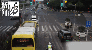 事发上海晚高峰!汹涌车流中<strong></p>
<p>凤凰金融理财</strong>,一男子绝望跳车,直奔民警而去……