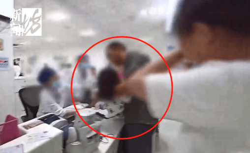 事发上海晚高峰!汹涌车流中<strong></p>
<p>凤凰金融理财</strong>,一男子绝望跳车,直奔民警而去……