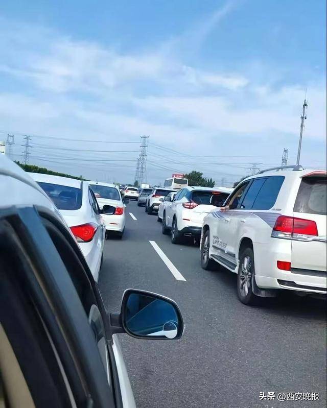 “聪明的人已经提前出发了”<strong></p>
<p>凤凰金融理财</strong>,结果高速上全是聪明人!