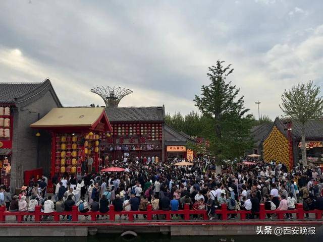 “聪明的人已经提前出发了”<strong></p>
<p>凤凰金融理财</strong>,结果高速上全是聪明人!