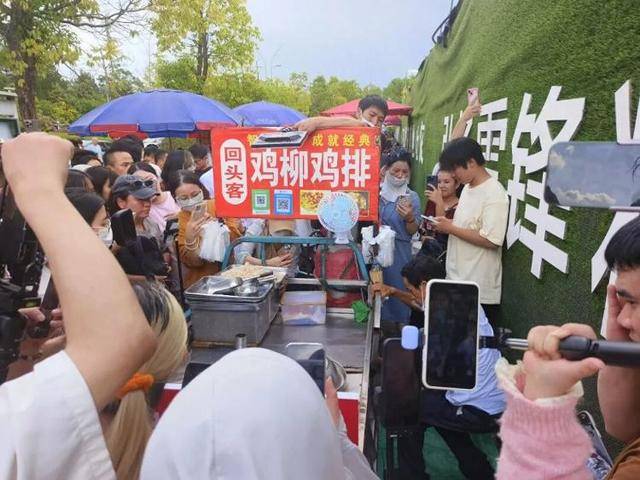 被流量砸中的“鸡排哥”：炸到中暑，每天睡三四个小时，怕辜负顾客不舍得休息