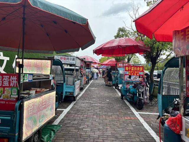 被流量砸中的“鸡排哥”:炸到中暑<strong></p>
<p>凤凰金融理财</strong>,每天睡三四个小时,怕辜负顾客不舍得休息