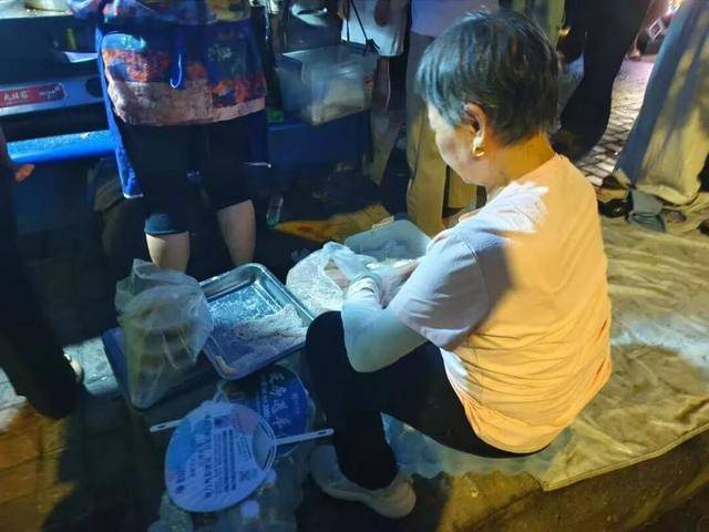 被流量砸中的“鸡排哥”:炸到中暑<strong></p>
<p>凤凰金融理财</strong>,每天睡三四个小时,怕辜负顾客不舍得休息