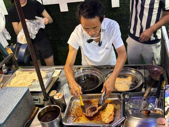 被流量砸中的“鸡排哥”:炸到中暑<strong></p>
<p>凤凰金融理财</strong>,每天睡三四个小时,怕辜负顾客不舍得休息