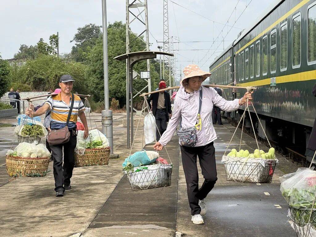 纸质火车票退场<strong></p>
<p>凤凰金融理财</strong>,每道折痕里都藏着远方、爱情与山河记忆