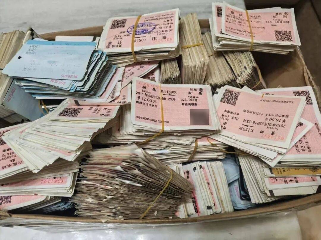 纸质火车票退场<strong></p>
<p>凤凰金融理财</strong>,每道折痕里都藏着远方、爱情与山河记忆