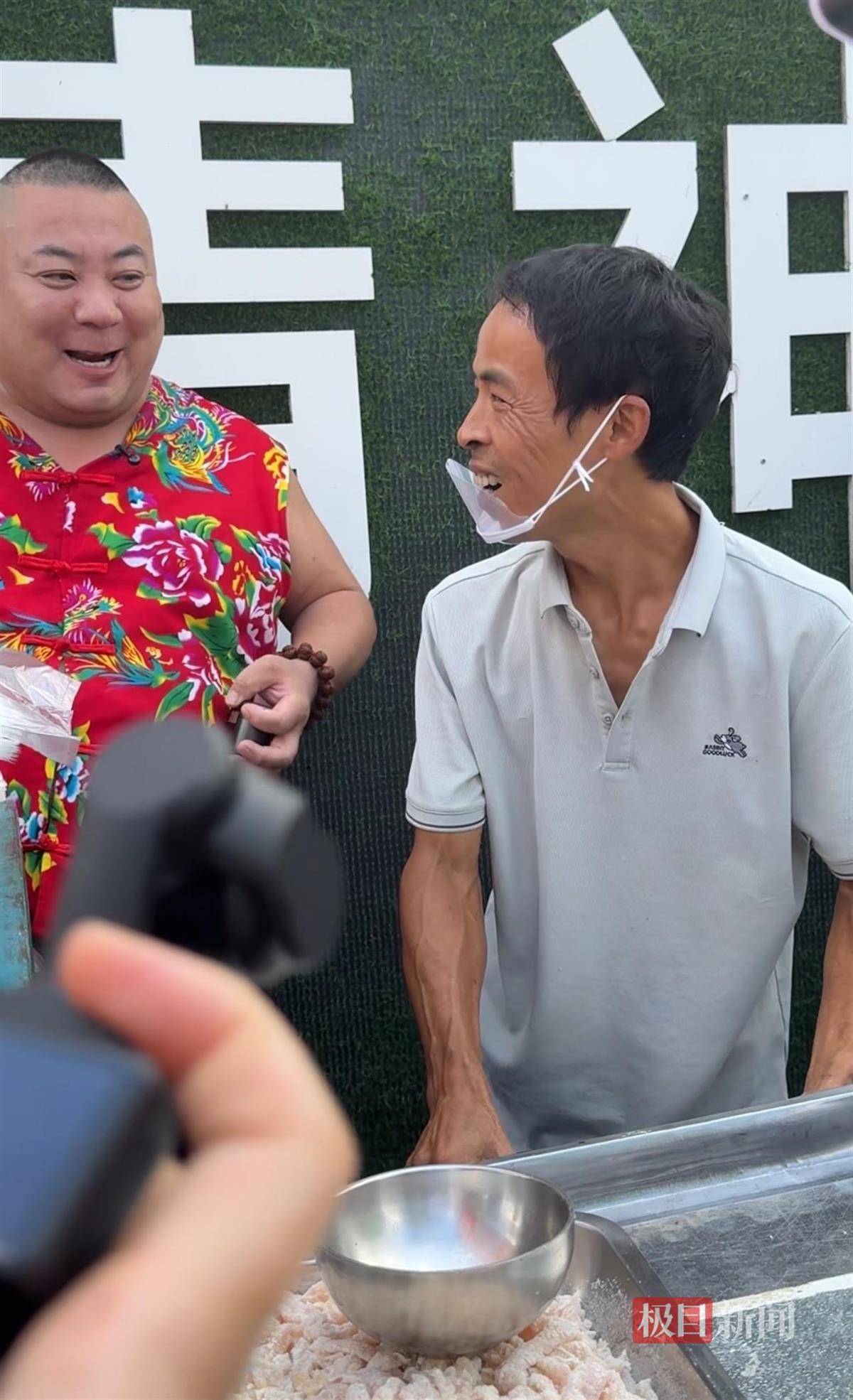 对话鸡排哥李俊永:爆火后每天一二十个镜头对着我<strong></p>
<p>凤凰金融理财</strong>,未来不考虑直播带货,更愿意和顾客待在一起