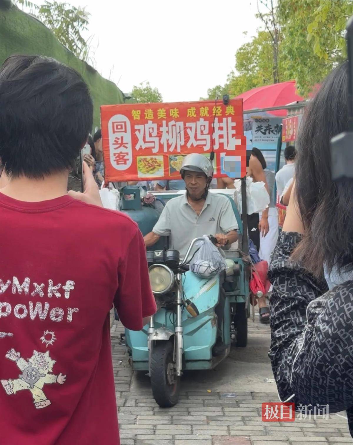 对话鸡排哥李俊永:爆火后每天一二十个镜头对着我<strong></p>
<p>凤凰金融理财</strong>,未来不考虑直播带货,更愿意和顾客待在一起