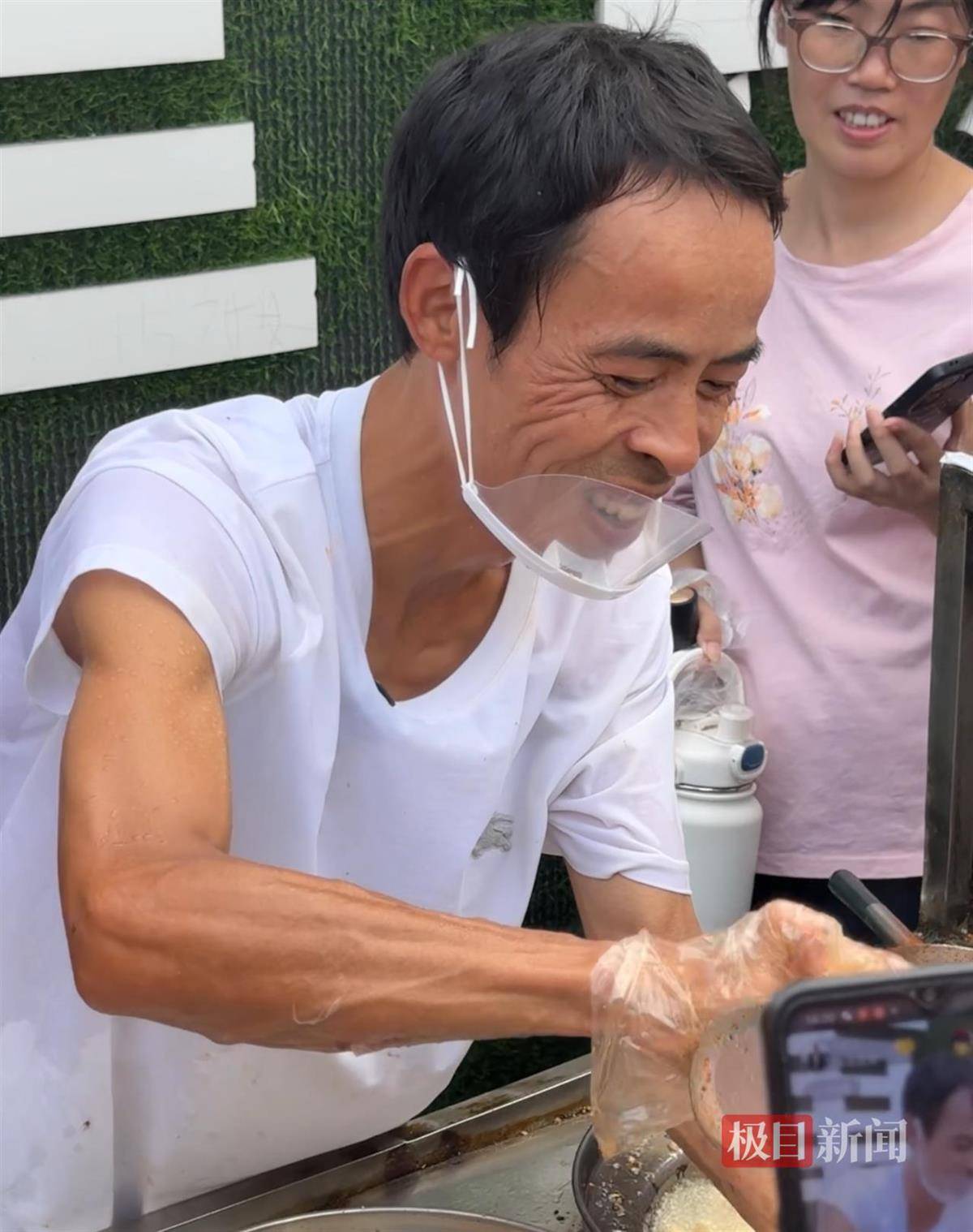 对话鸡排哥李俊永:爆火后每天一二十个镜头对着我<strong></p>
<p>凤凰金融理财</strong>,未来不考虑直播带货,更愿意和顾客待在一起