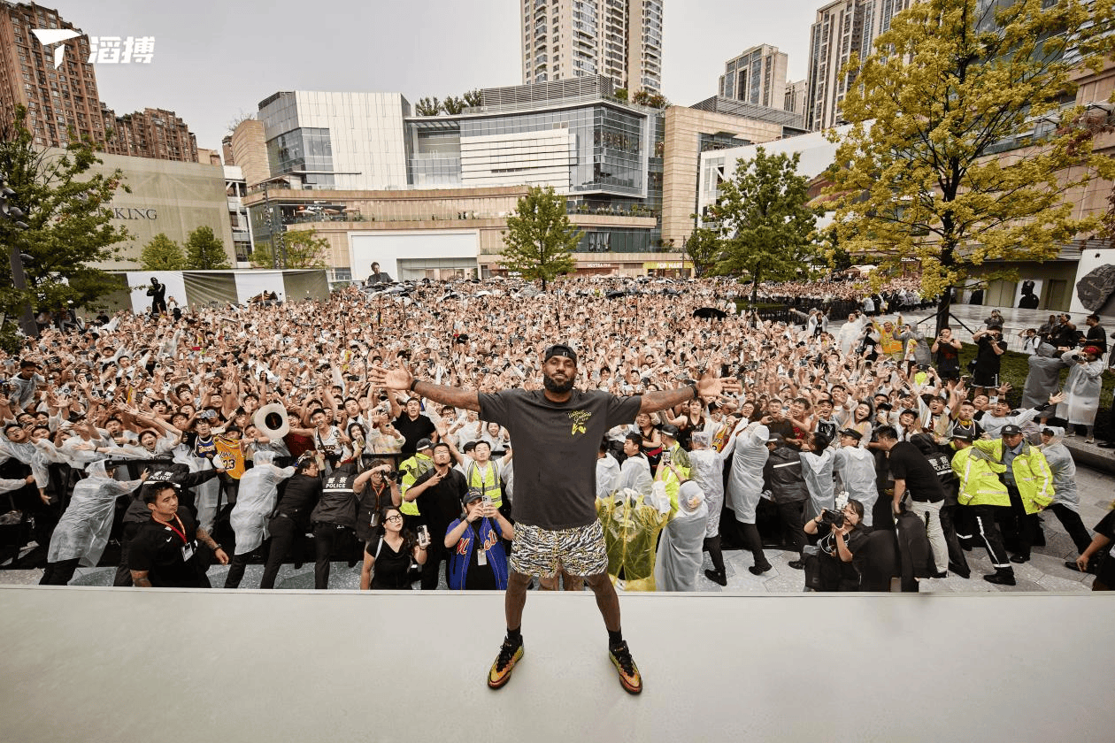 对话滔搏|不甘再当“耐克阿迪们”的推手<strong></p>
<p>凤凰金融理财</strong>,这家港股零售巨头要为自己搭台