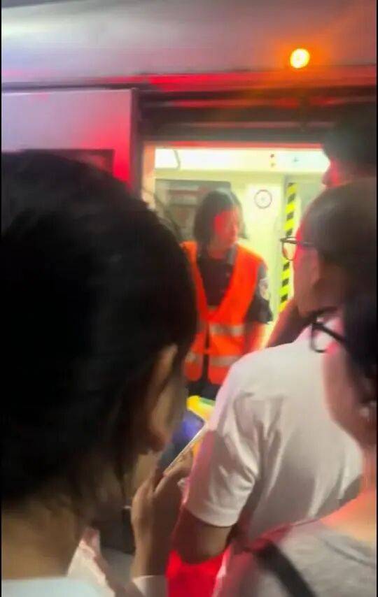 大连地铁发生故障停运一小时<strong></p>
<p>赚吧理财</strong>,目击者称看到120和警车,工作人员否认列车和人相撞,故障原因在落实中