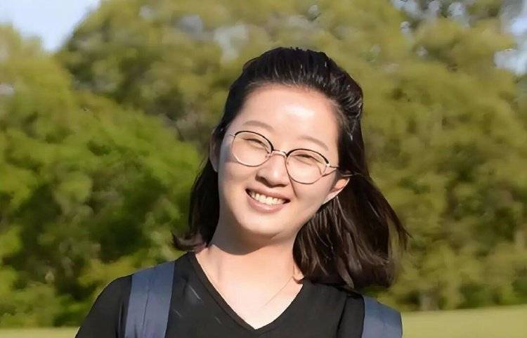 章莹颖男友国庆探望章父并协助直播<strong></p>
<p>赚吧理财</strong>,网友劝其早点结婚,本人回应