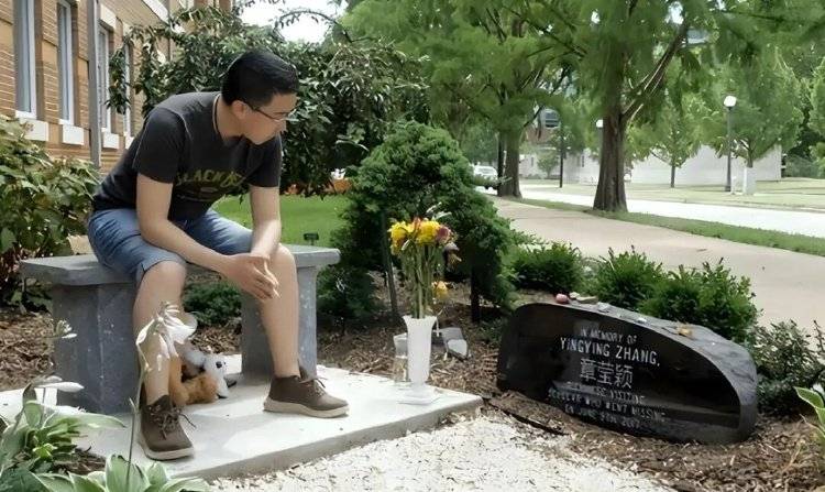 章莹颖男友国庆探望章父并协助直播<strong></p>
<p>赚吧理财</strong>,网友劝其早点结婚,本人回应