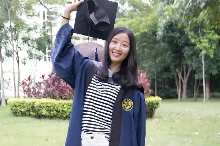 章莹颖男友国庆探望章父并协助直播<strong></p>
<p>赚吧理财</strong>,网友劝其早点结婚,本人回应