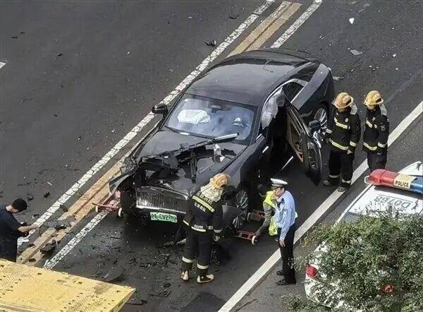 陈震谈劳斯莱斯车祸后续:对方为网约车<strong></p>
<p>理财风险</strong>,已联系到伤者家属,会全力支付应该负担的赔偿