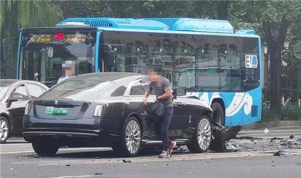 陈震谈劳斯莱斯车祸后续:对方为网约车<strong></p>
<p>理财风险</strong>,已联系到伤者家属,会全力支付应该负担的赔偿