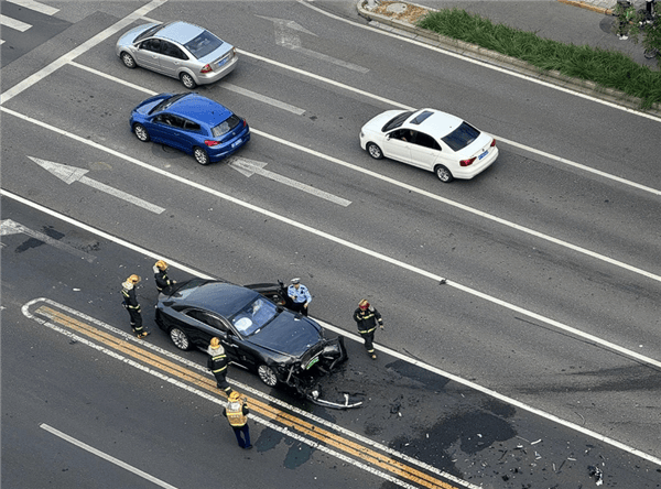 陈震谈劳斯莱斯车祸后续:对方为网约车<strong></p>
<p>理财风险</strong>,已联系到伤者家属,会全力支付应该负担的赔偿