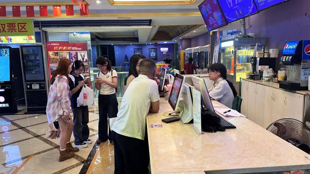 国庆档热片扎堆 市民“观影过节”成新潮流