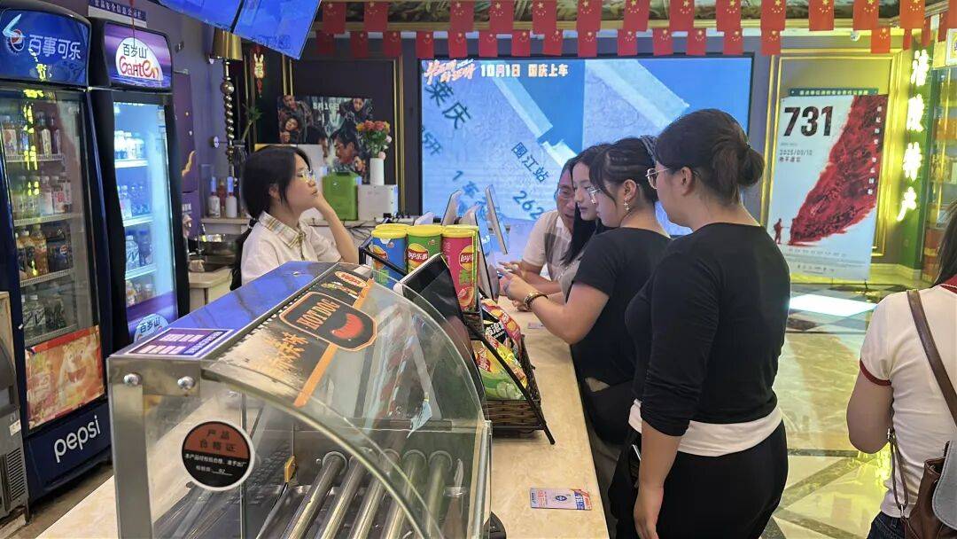 国庆档热片扎堆 市民“观影过节”成新潮流